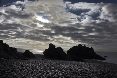 Kaya, bulutlar ve deniz