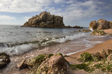 Kaya ve kumla Akdeniz Denizi