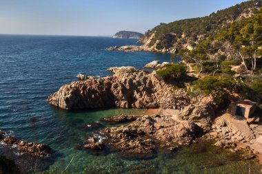 Kaya, deniz ve mavi gökyüzü