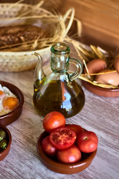 Tomater Ägg Och Olja Ett Bord — Stockfoto