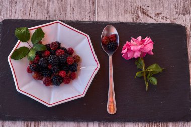 Çay kaşığı ve pembe gül ile yabani böğürtlen, Çanak