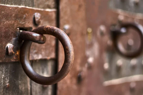 Anneau Rouillé Sur Une Porte Bois Vintage — Photo