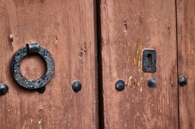 Vintage metal tokma ve kilit, ahşap bir kapı üzerinde