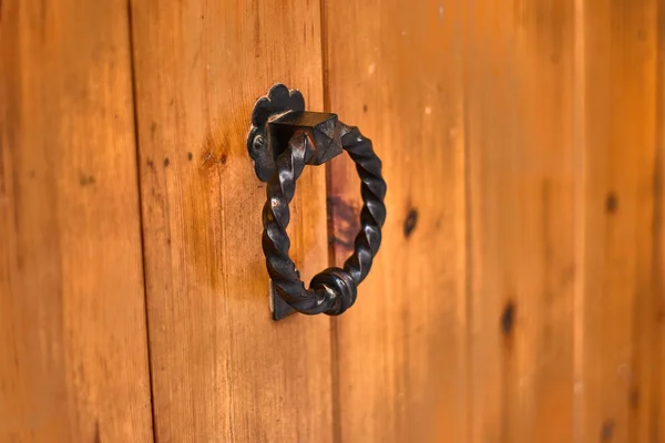 Kovové Klepadlo Dřevěné Dveře — Stock fotografie