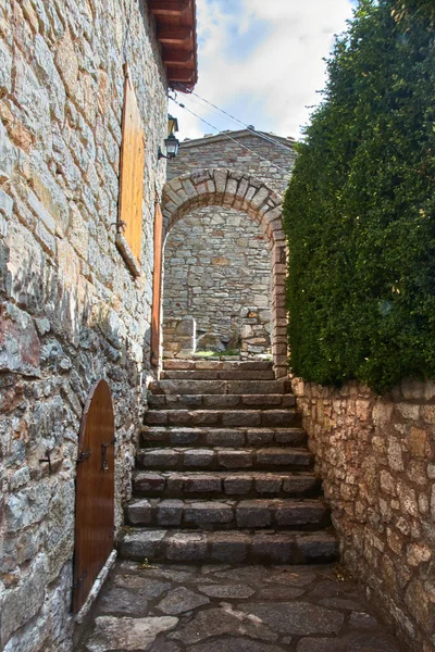 Cobbled Rua Estreita Com Escadas Uma Aldeia — Fotografia de Stock