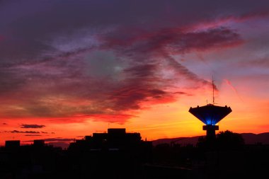 Şehirde kırmızımsı gün batımı
