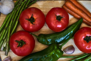 Domatesli, biberli, havuçlu, kuşkonmaz ve sarımsaklı sebzeli natürmort.