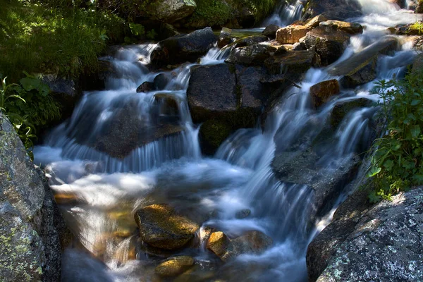 Vodopády Mezi Skalami Malé Řeky — Stock fotografie