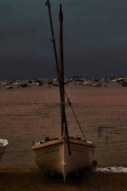 Gün batımında kumsalda tekne.