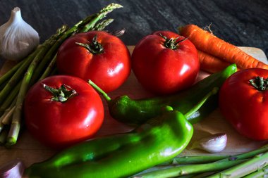Sebzeler domatesler, biberler, havuçlar, kuşkonmaz ve sarımsaklarla dolu.