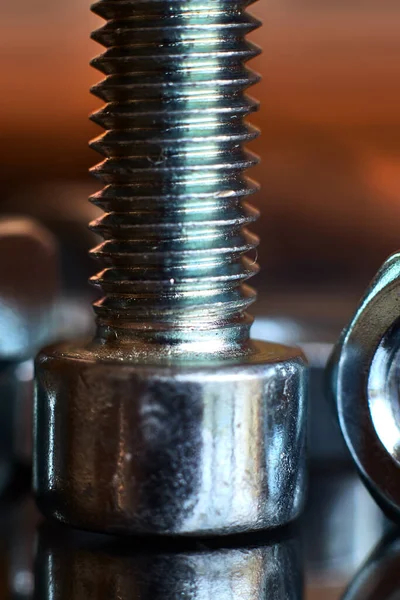 Bir sürgüdeki vida ipliğine yakın çekim