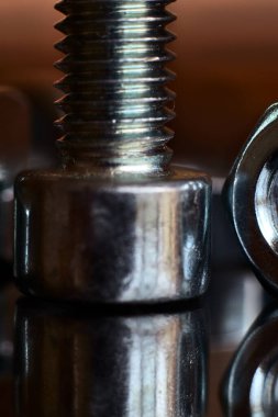 Bir sürgüdeki vida ipliğine yakın çekim