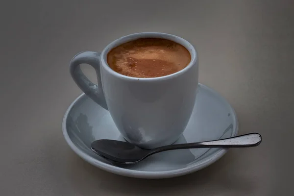 Delicioso Café Una Taza Porcelana Blanca Con Platillo Cucharadita — Foto de Stock