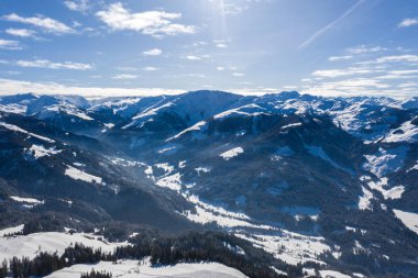 Hava dron görünümü Vadisi'nin dağlar arasında kar kaplı.
