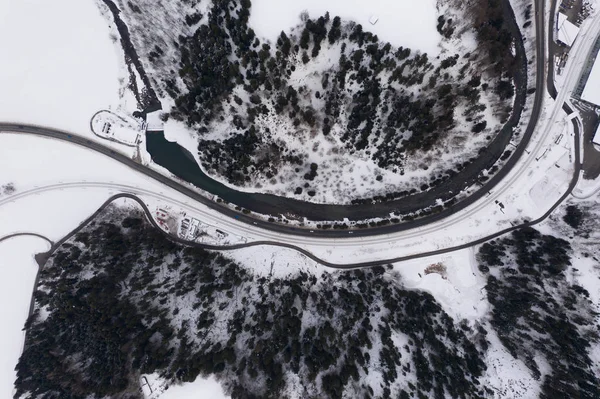 Vue aérienne de la chaîne de montagnes hivernales, de la rivière et de l'autoroute . — Photo