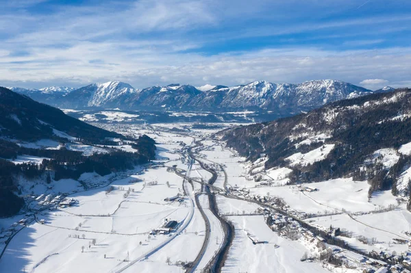 Панорама повітряного безпілотника гірської долини, дороги та села в холодний зимовий день . — стокове фото