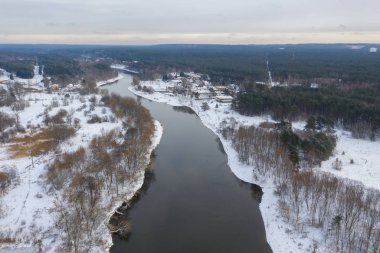 Kış aylarında Neris Nehri dron görünümü
