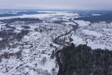 Kış orman, nehir ve küçük bir köy eğri dron görünümü