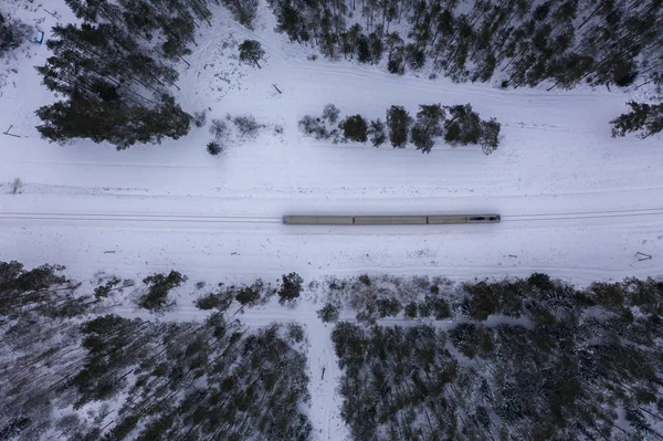 Photographie de drones de forêt hivernale, locomotive et chemin de fer . — Photo