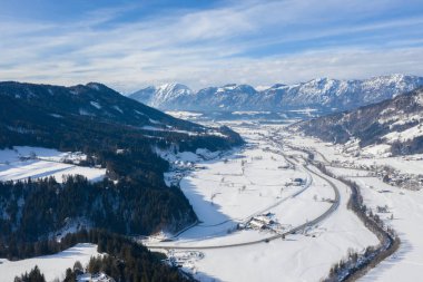 Alpler Avusturya kış dağların panoramik. Yukarıdan görüntülemek.