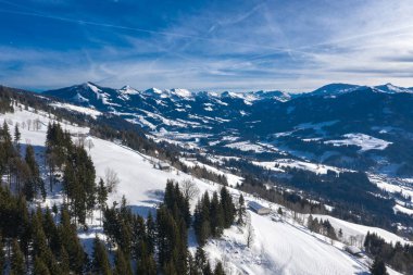 Güzel hava dron panorama dağ Vadisi, evler ve köyleri.