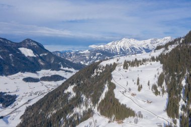 Güzel hava dron panorama dağ Vadisi, evler ve köyleri.