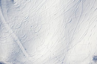 Yokuş aşağı Kayak ve snowboard kışın kar içinde parça
