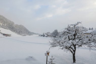 Dağlarda otelin balkonundan görüntülemek.