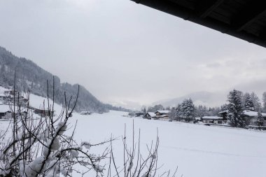 Dağlarda otelin balkonundan görüntülemek.