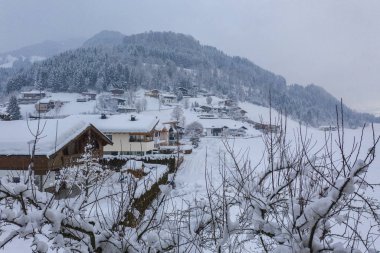 Dağlarda otelin balkonundan görüntülemek.