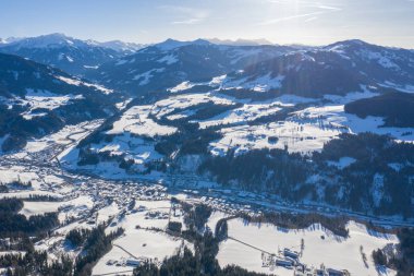 Güzel hava dron panorama dağ Vadisi, yol ve soğuk kış da köylerde