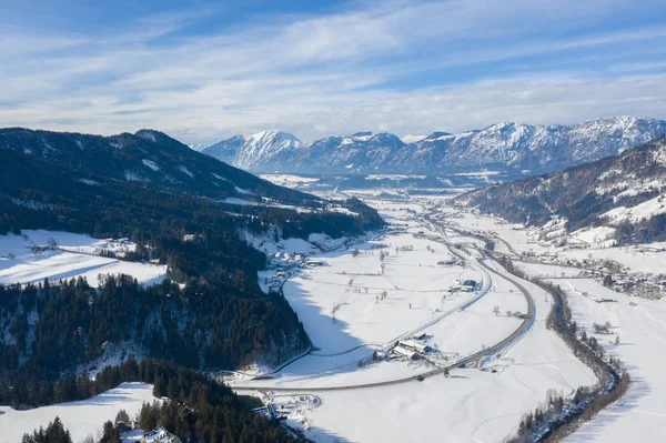 Alpler Avusturya kış dağların panoramik. Yukarıdan görüntülemek.