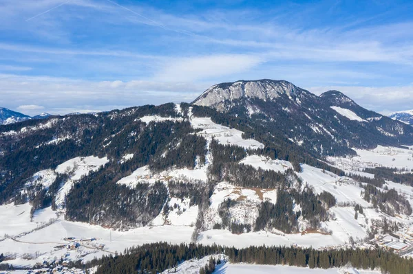 Pico de paisaje alpino de invierno con nieve, bosque y nubes . —  Fotos de Stock