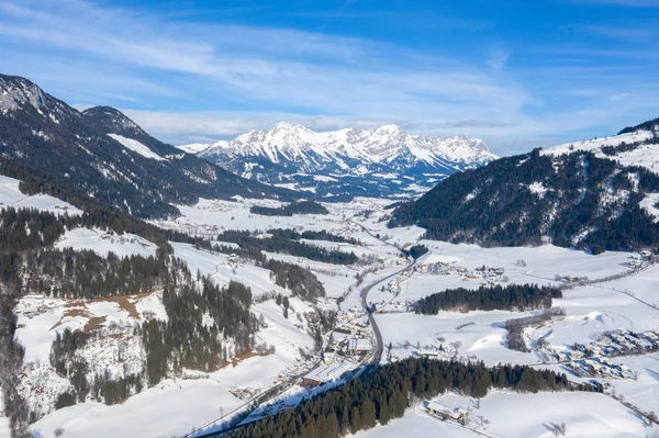 Панорамний вид на гори взимку в Альпах Австрії. Вид зверху. — стокове фото
