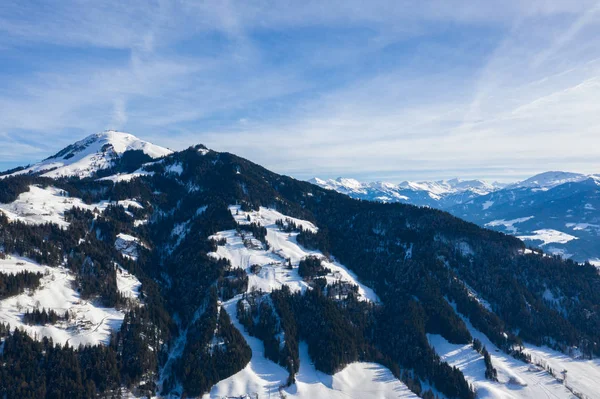 Inverno montanha país panorama com floresta e vale — Fotografia de Stock