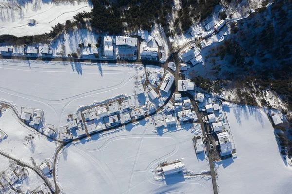 Kapalı kar kış sabah tarafından Itter geleneksel Avusturya köyünün havadan görünümü.
