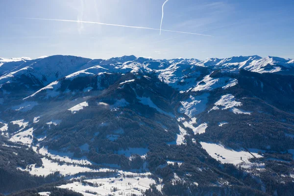 Вид з повітряного безпілотника на долину, вкриту снігом між горами . — стокове фото