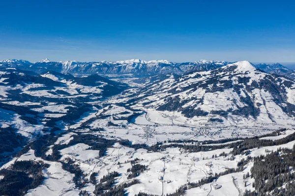 Вид з повітряного безпілотника на долину, вкриту снігом між горами . — стокове фото