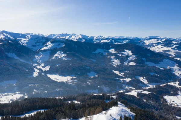 Вид з повітря на гірський хребет і соснові ліси на блакитне небо . — стокове фото