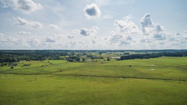 Alanlar, ormanlar ve gökyüzü dron görünümünü.