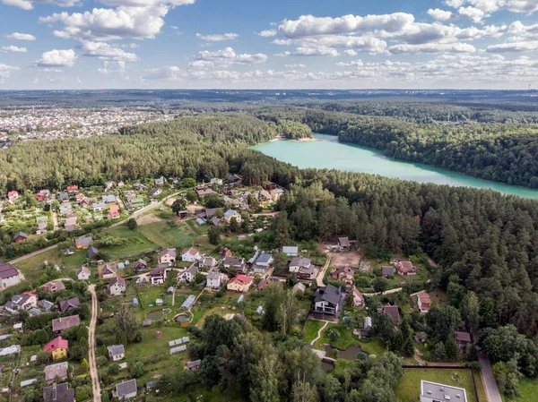 Vista drone de pequena cidade perto do lago . — Fotografia de Stock