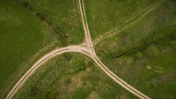 Drone top photographie de chemins de terre ruraux . — Photo