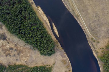 Hava üstten görünüm, sessiz nehir ve orman güneşli akşam gün kırsal bahar Panoraması.
