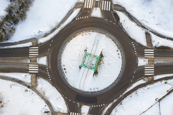 Vue par drone du rond-point le soir ensoleillé d'hiver . — Photo