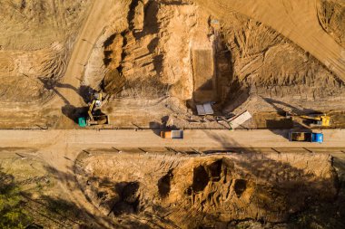 Kamyon, ekskavatörler ve kırsal peyzaj yol tamir çalışmaları drone görünümü