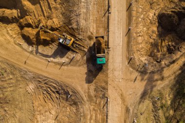 Kamyon, ekskavatörler ve kırsal peyzaj yol tamir çalışmaları drone görünümü