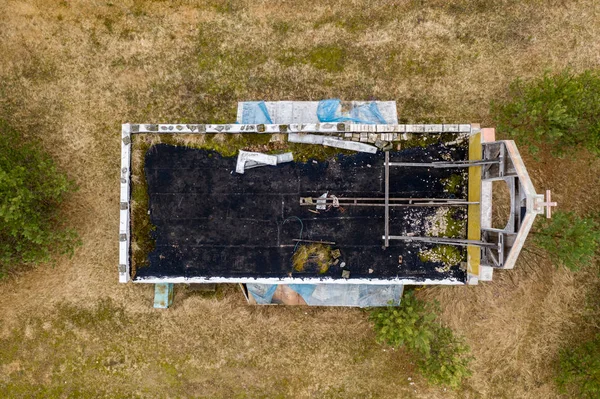 Vue par drone d'une ancienne église abandonnée dans un paysage rural . — Photo