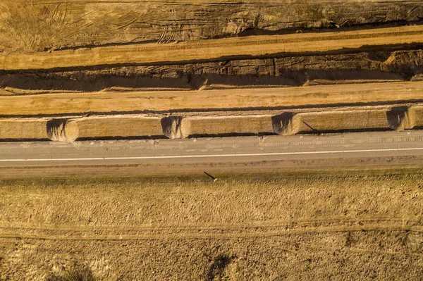 Vue par drone des travaux de réparation de routes dans le paysage rural . — Photo