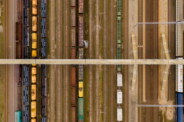 Demiryolu istasyonunda mal ve köprü ile renkli yük trenleri havadan görünümü. — Stok fotoğraf