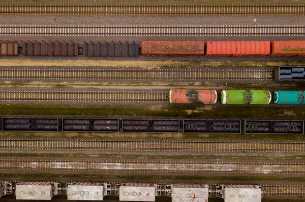 Flygbild över färgglada godståg med gods på järnvägsstationen. — Stockfoto